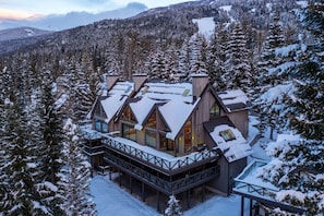 House - Pinnacle Ridge 3 - Ski in Ski out, 7 Bedrooms, Hot Tub, Sauna & Billiards (Whistler)