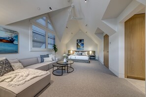 7 bedrooms, iron/ironing board, free WiFi, bed sheets - Pinnacle Ridge 3&4 - 7,000 sq. ft, Ski in Ski out, Private Hot Tub, Sauna, Billiards (Whistler)
