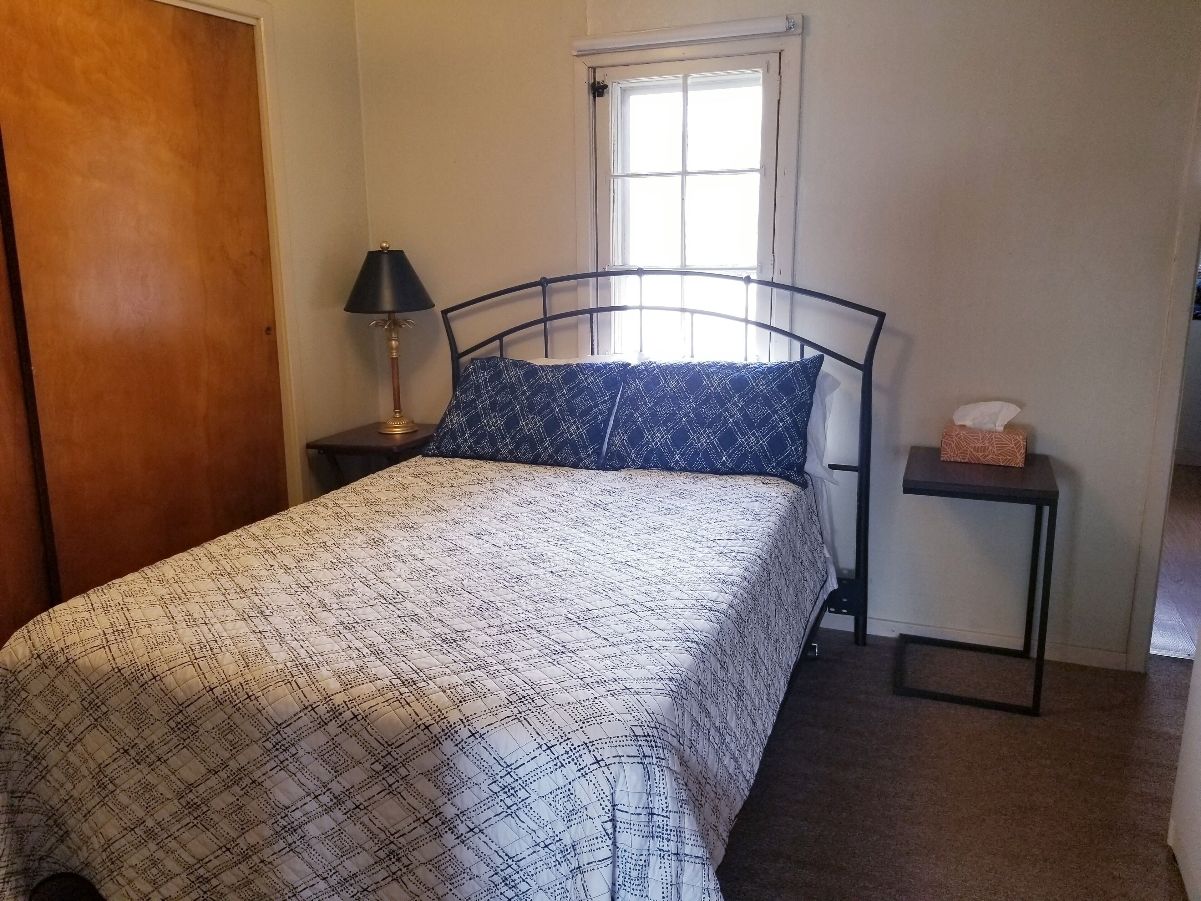 Water Front lake house, Sleeps 2 - 6, fully Equipped , opened for season 3-1-23