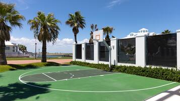 House, 6 Bedrooms | Sport court