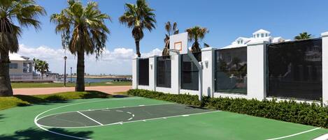 Casa, 6 habitaciones | Cancha deportiva