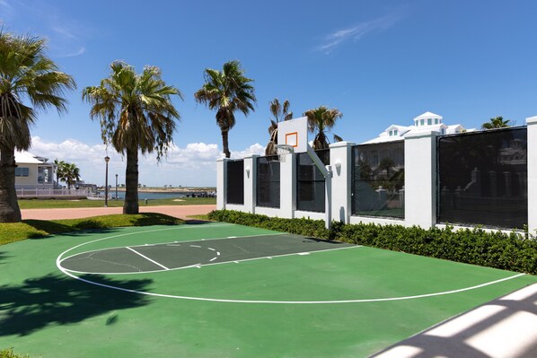 House, 6 Bedrooms | Sport court