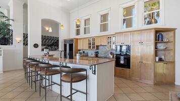 House, 6 Bedrooms | Private kitchen | Fridge, microwave, oven, dishwasher