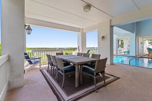 House, 6 Bedrooms | Outdoor dining