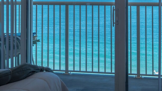 Ein Zimmer mit Meerblick durch die Balkonbrüstung.