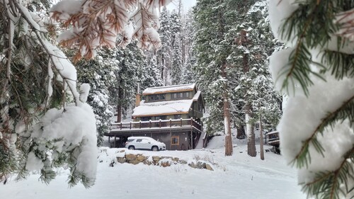 Tucked Away Cabin with Amazing Views & Pool Table