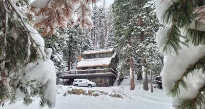 Tucked Away Cabin with Amazing Views & Pool Table
