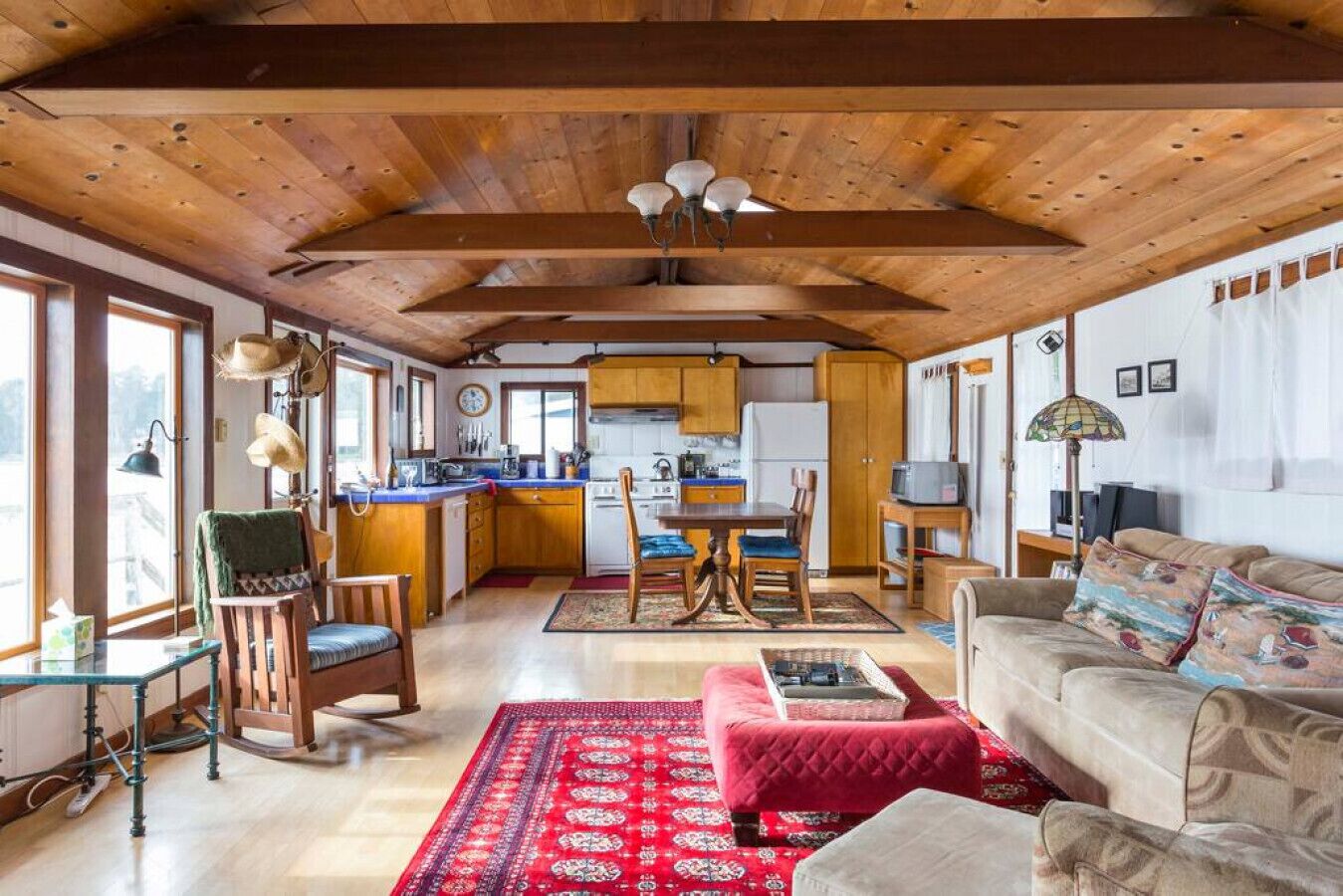 Cozy Coastal Stay | Hot Tub, Beachfront, Fireplace