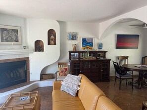 Smart TV, caminetto, tavolo da ping pong, monitor per computer