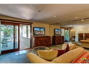 Smart TV, caminetto, tavolo da ping pong, monitor per computer