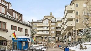 Un hôtel doté d’une cour intérieure, d’un espace extérieur aménagé pour s’asseoir et d’un restaurant servant des pizzas.