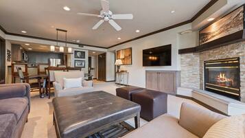 Televisión y chimenea