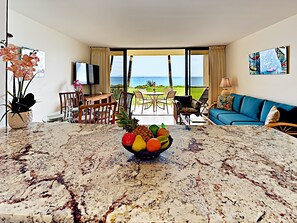 TV, books - Spectacular OCEANFRONT Only 10 Steps From Beach (Kihei)