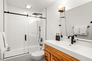 Stadtwohnung, 4 Schlafzimmer | Badezimmer