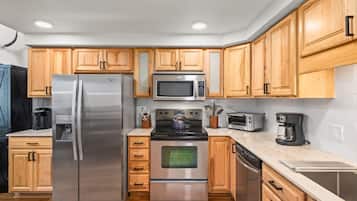 Townhome, 4 Bedrooms | Private kitchen | Fridge, oven, coffee/tea maker, toaster