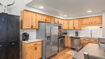 Townhome, 4 Bedrooms | Private kitchen | Fridge, oven, coffee/tea maker, toaster