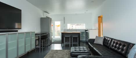 Smart-tv, dvd-spelare och böcker