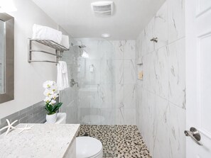 Shower, hair dryer, towels - Tranquil Maalaea Oceanfront Condo Ocean and Haleakala Views Pool Near Harbor (Wailuku)