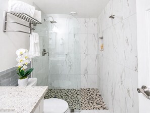 Dusche, Haartrockner, Handtücher