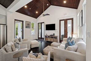 Televisión, reproductor de DVD y oficina 