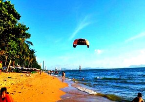 Sulla spiaggia, lettini da mare, teli da spiaggia