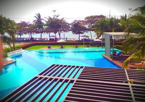 Una piscina al aire libre