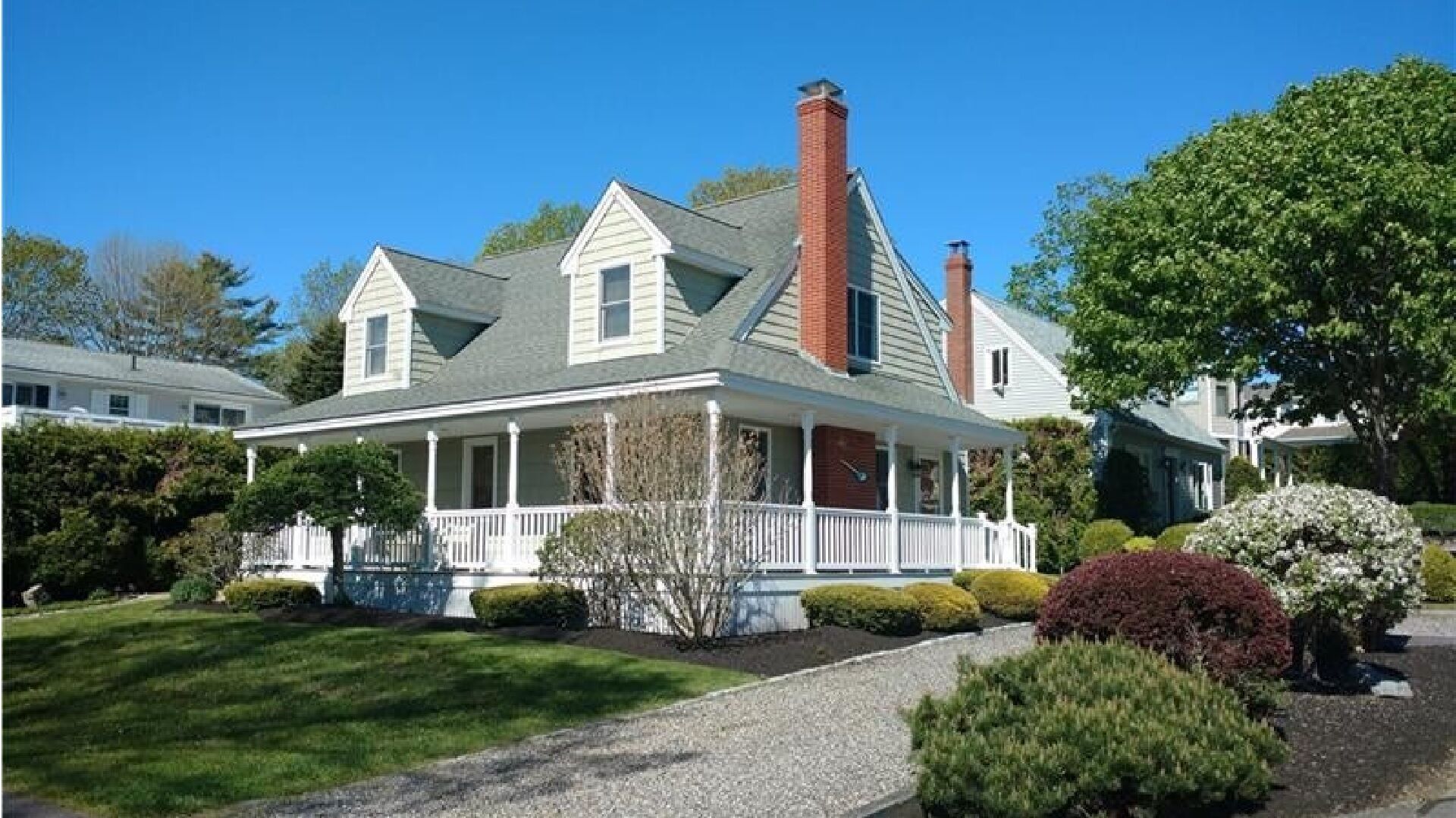 Beautiful house in great location! 5 minute walk to beach.