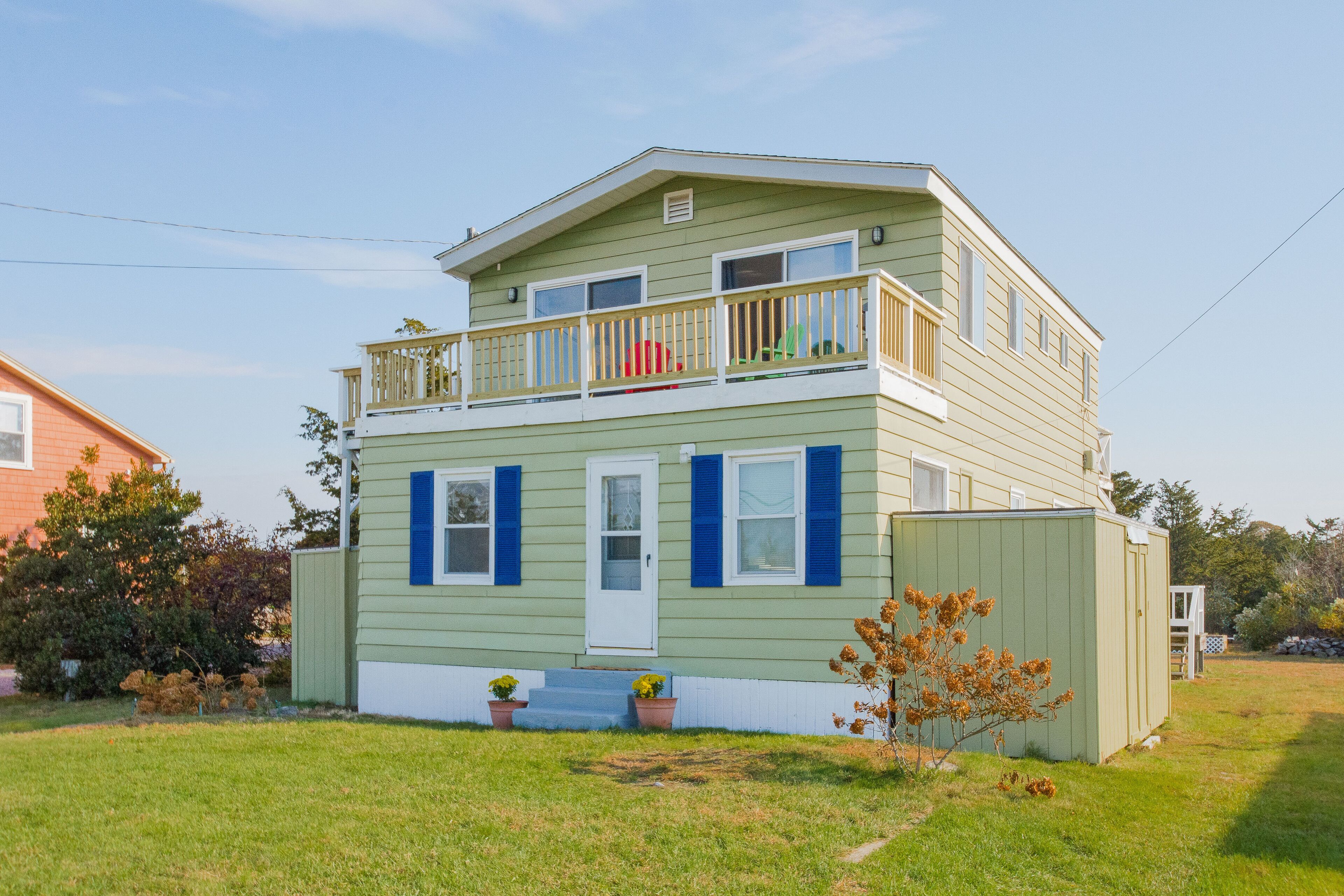 Steps to a private beach, spectacular sunsets and kayaking from your backyard! 