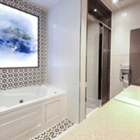 Habitación estándar doble | Baño | Bañera y ducha independientes y bañera profunda