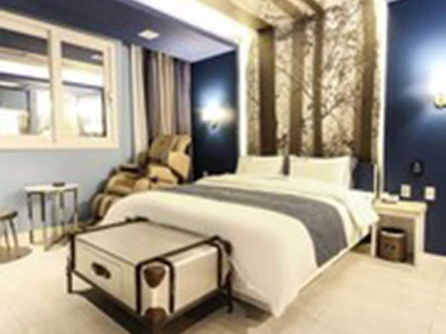 Standard Double Room | Individually decorated, individually furnished, blackout drapes