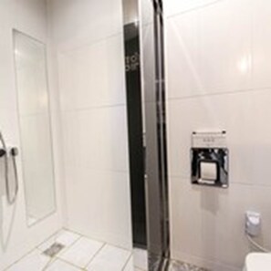 Quarto casal com design assinado | Banheiro | Banheira e chuveiro separados, banheira de imersão