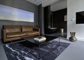Courtyard Duplex | Seprai premium, brankas, dan didekorasi berbeda-beda