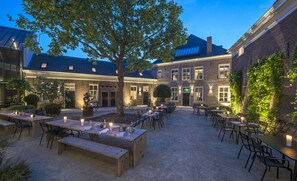 Déjeuner et dîner servis sur place