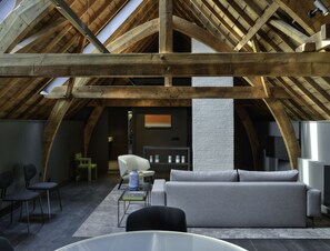 Hay Loft | Living area | 40-inch flat-screen TV with digital channels, TV, MP3 dock - Hotel Kazerne (Eindhoven)