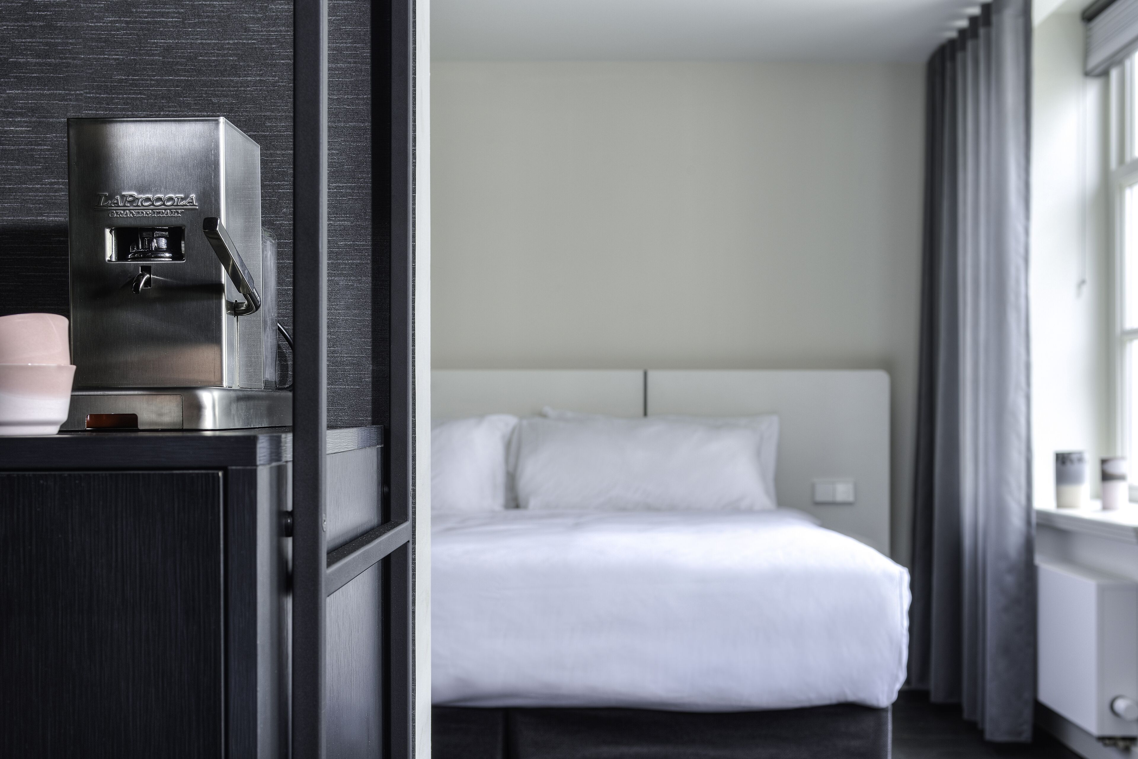 Ropa de cama de alta calidad y caja de seguridad en la habitación 