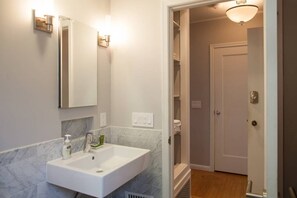 Sèche-cheveux, serviettes fournies, savon, shampoing