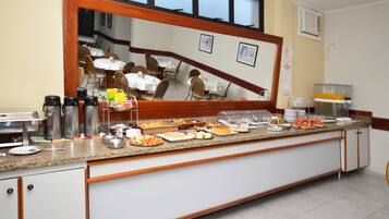 Café da manhã com buffet grátis todos os dias