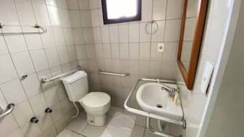 Superior-Dreibettzimmer, 3 Einzelbetten, Nichtraucher | Badezimmer