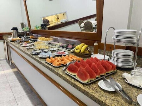 Free daily buffet breakfast . Villas Boas Hotel