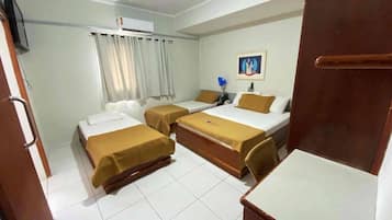 Quarto triplo superior, 3 camas de solteiro, para não fumantes | Roupas de cama antialérgicas, frigobar, escrivaninha, Wi-Fi de cortesia