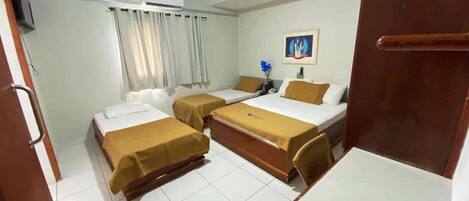 Tremannsrom – superior, 3 enkeltsenger, ikke-røyk | Allergitestet sengetøy, minibar, skrivebord og wi-fi (inkludert)