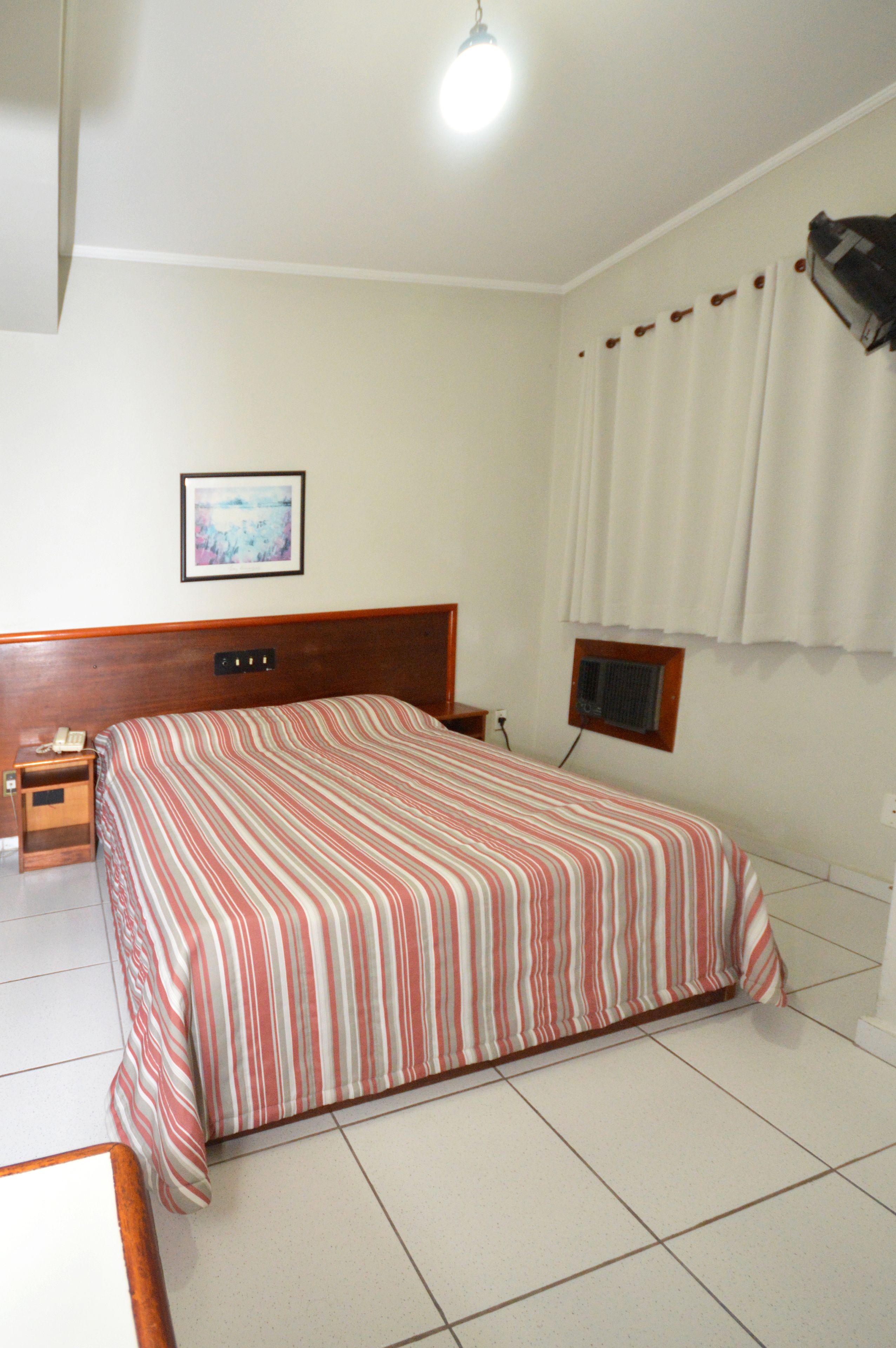 Roupas de cama antialérgicas, frigobar, escrivaninha, Wi-Fi de cortesia