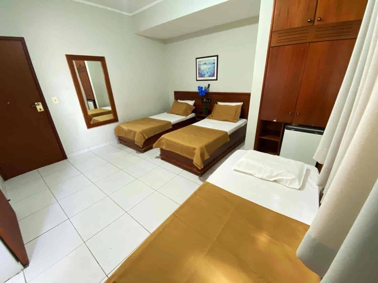 Habitación triple superior, 3 camas individuales, no fumadores | Ropa de cama hipoalergénica, minibar, escritorio y wifi gratis