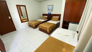 Habitación triple superior, 3 camas individuales, no fumadores | Ropa de cama hipoalergénica, minibar, escritorio y wifi gratis