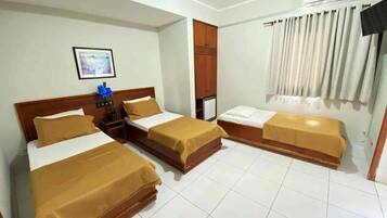 Habitación triple superior, 3 camas individuales, no fumadores | Ropa de cama hipoalergénica, minibar, escritorio y wifi gratis