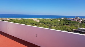 Un balcón con vista a la playa y al océano.