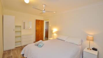 3 bedrooms, iron/ironing board, bed sheets