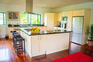 Een koelkast, een magnetron, een oven, een kookplaat