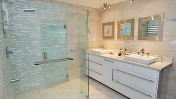 Shower, hair dryer, bidet, towels