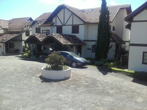 Exterior - House in a gated community (Serra Negra)